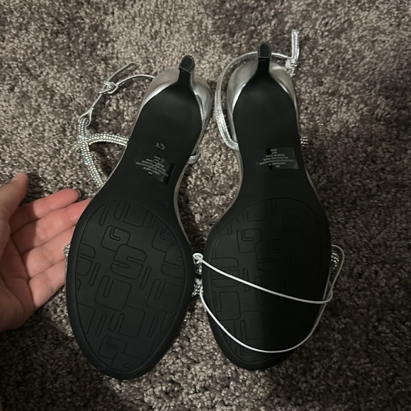 Silver heels - Picture 2 of 3